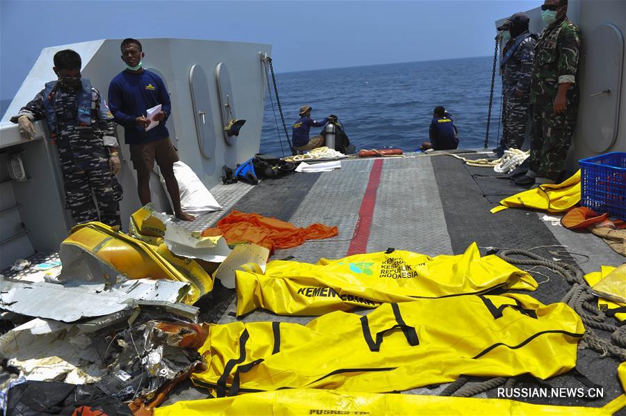 （国际）（4）印尼打捞起失事客机首个黑匣子