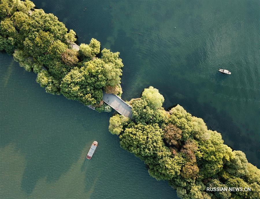 Прекрасный осенний день на озере Сиху в городе Ханчжоу