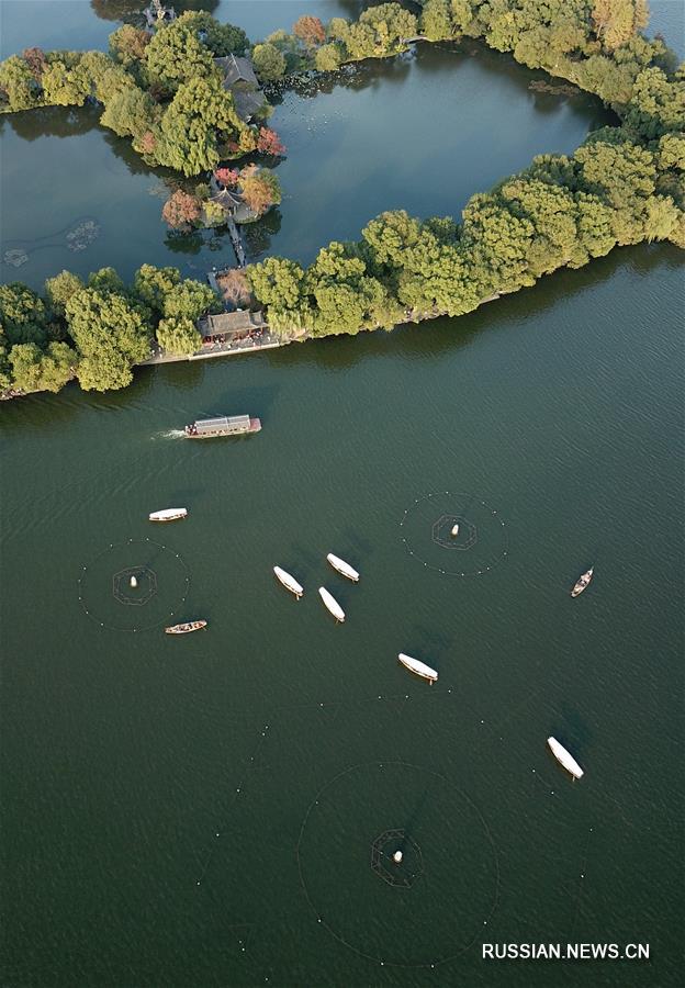 Прекрасный осенний день на озере Сиху в городе Ханчжоу