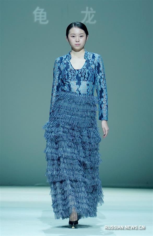 Презентация одежды от дизайнера Чжан Чунвэя в Пекине