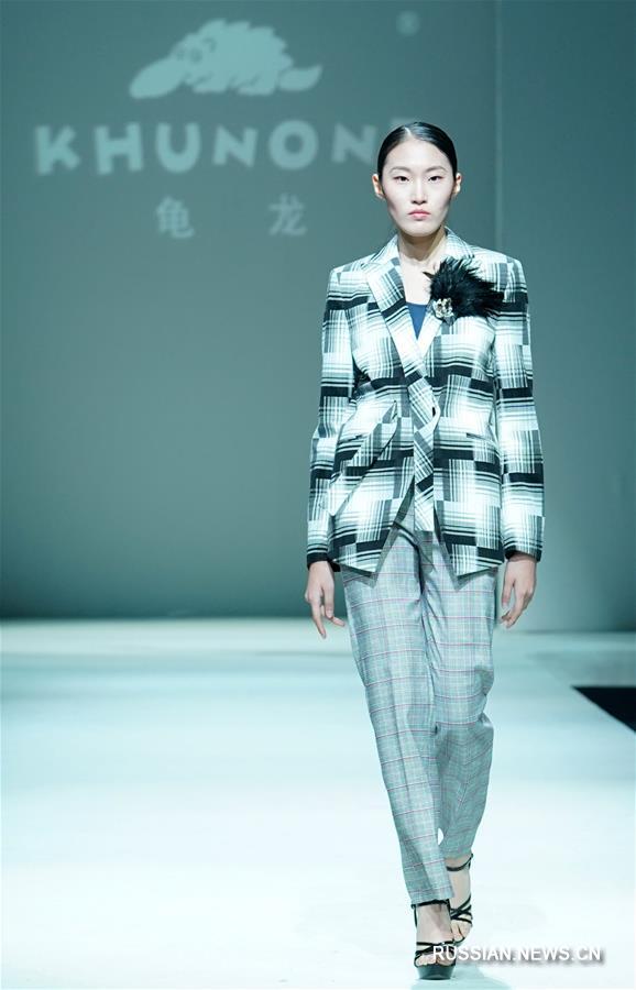 Презентация одежды от дизайнера Чжан Чунвэя в Пекине