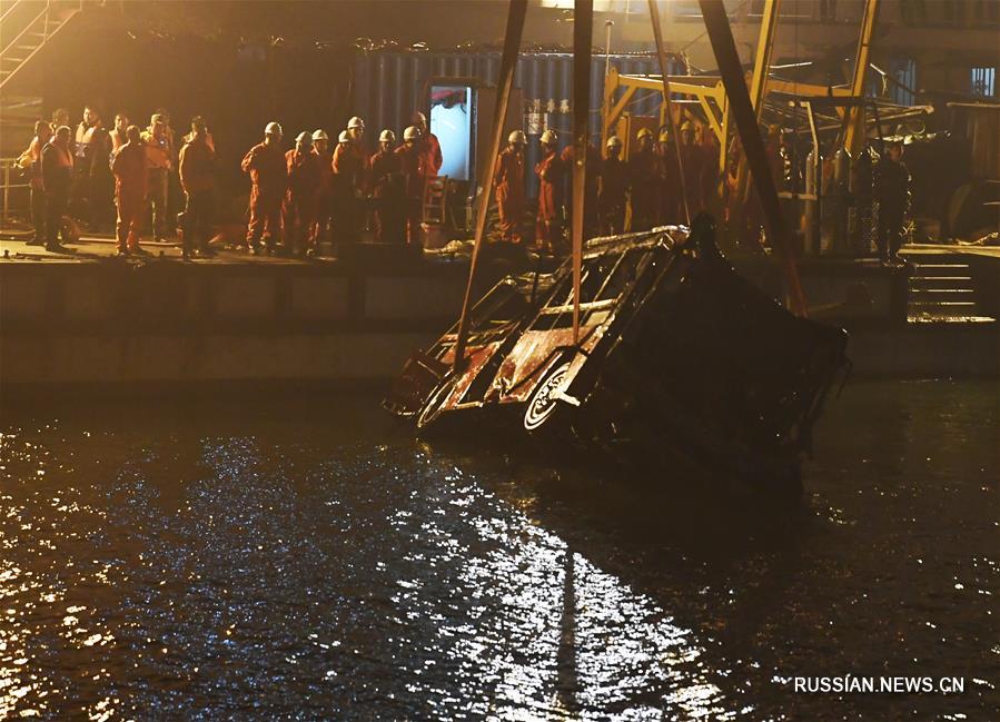 Найдены тела 13 человек, погибших в результате падения автобуса в реку Янцзы 