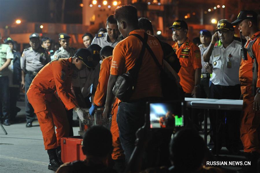 Черный ящик самолета индонезийской авиакомпании Lion Air поднят на поверхность со дна моря