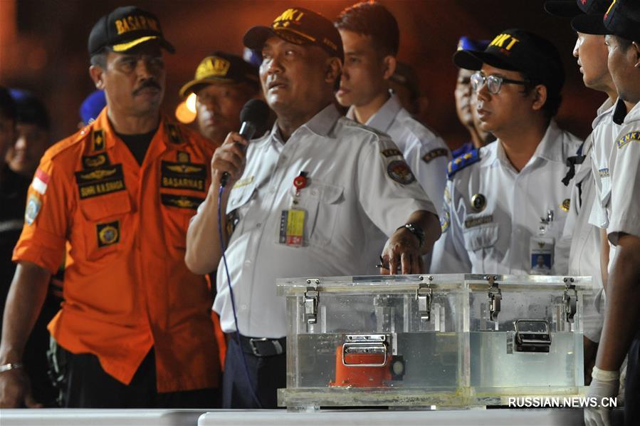 Черный ящик самолета индонезийской авиакомпании Lion Air поднят на поверхность со дна моря