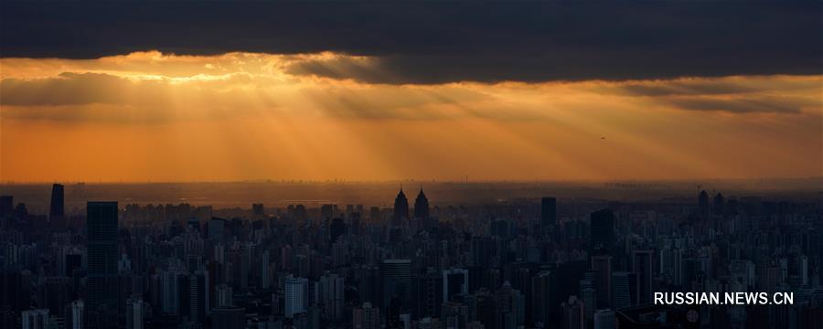 Красивый закат в Шанхае