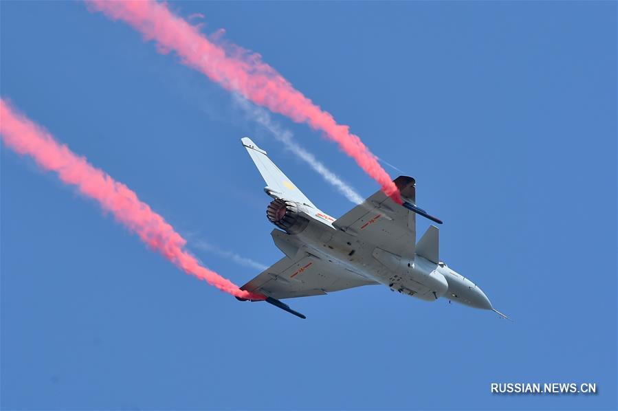 Авиашоу с участием китайского истребителя J-10B в провинции Гуандун