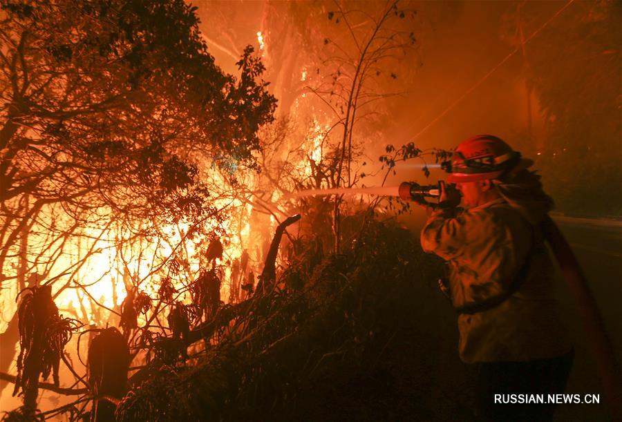 Пожар свирепствует в Калифорнии