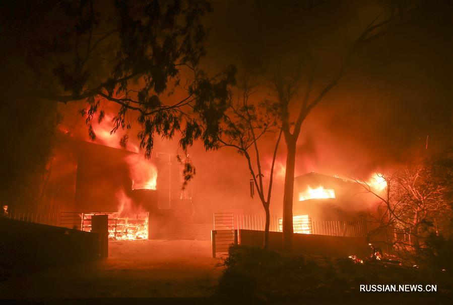 Пожар свирепствует в Калифорнии