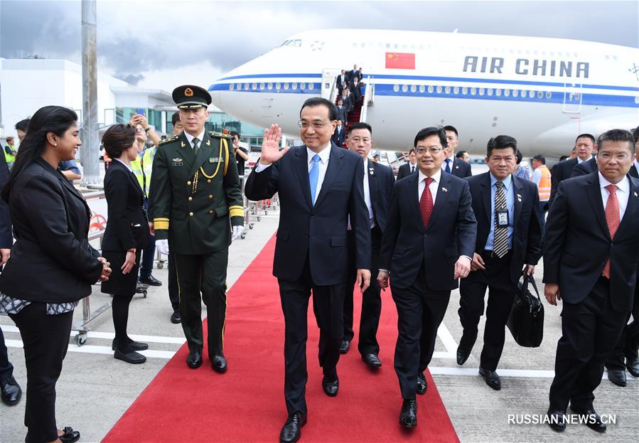 Премьер Госсовета КНР прибыл в Сингапур с визитом и для участия в ряде встреч руководителей по восточноазиатскому сотрудничеству 