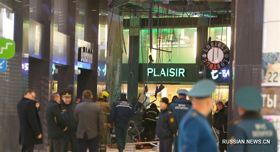 В минском торговом центре "Арена Сити" обвалилась часть потолка