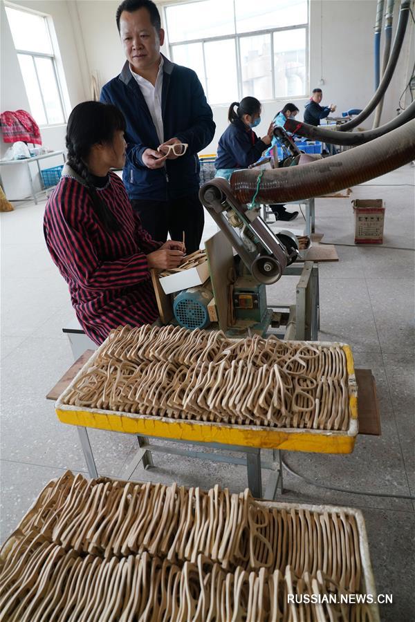 Производство бамбуковых оправ для очков в провинции Цзянси