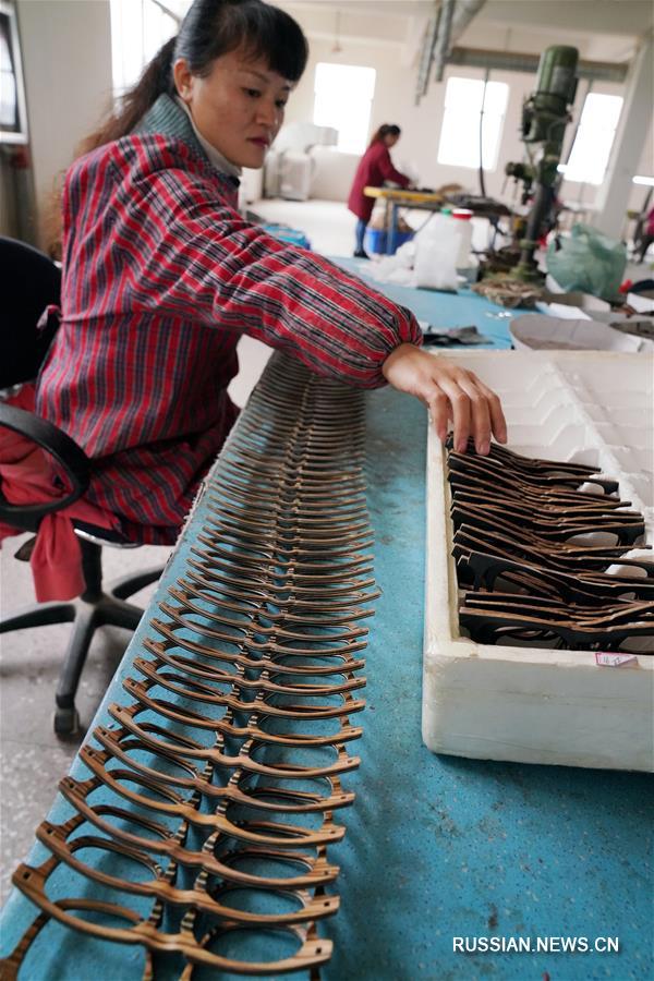 Производство бамбуковых оправ для очков в провинции Цзянси