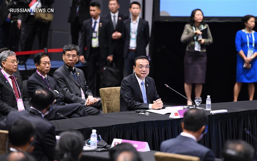 Ли Кэцян принял участие в 21-й встрече руководителей Китай-АСЕАН
