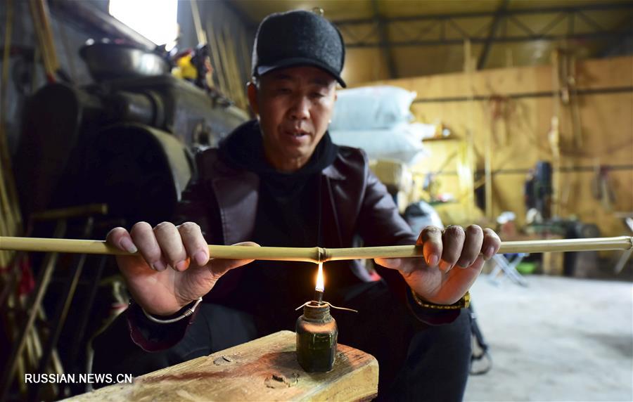Мастер по созданию лушэнов из провинции Гуйчжоу
