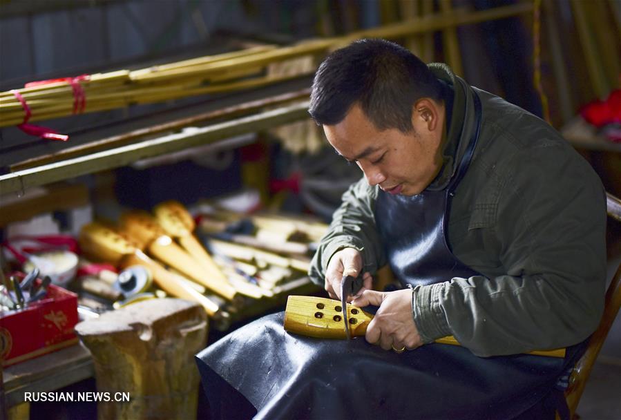 Мастер по созданию лушэнов из провинции Гуйчжоу