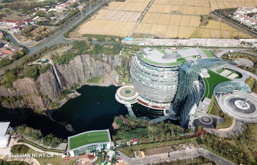 Построенная в заброшенном карьере ультрасовременная гостиница открылась в Шанхае