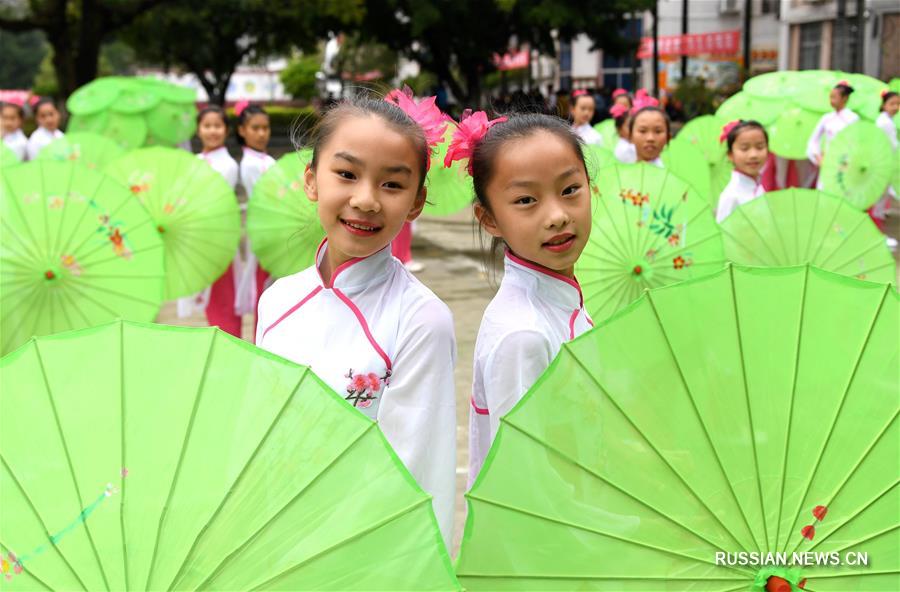 Ученики в Гуанси приобщаются к традиционной культуре Китая