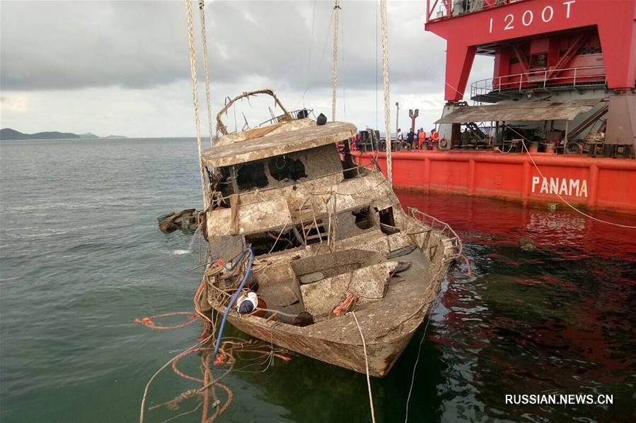 Затонувшее у берегов Таиланда экскурсионное судно "Феникс" поднято на поверхность