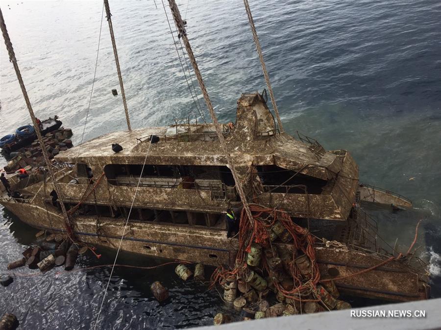 Затонувшее у берегов Таиланда экскурсионное судно "Феникс" поднято на поверхность