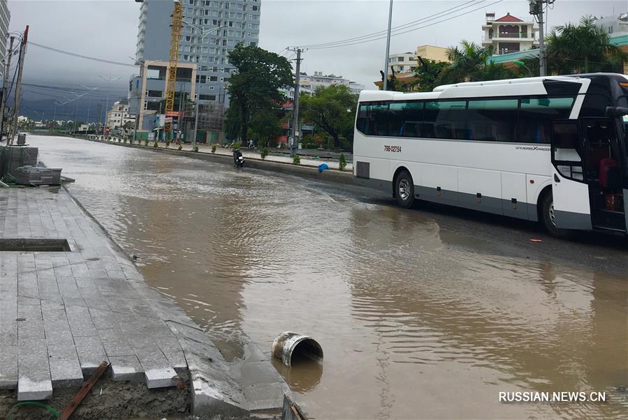 Число погибших от проливных дождей во вьетнамском городе Нячанг выросло до 14