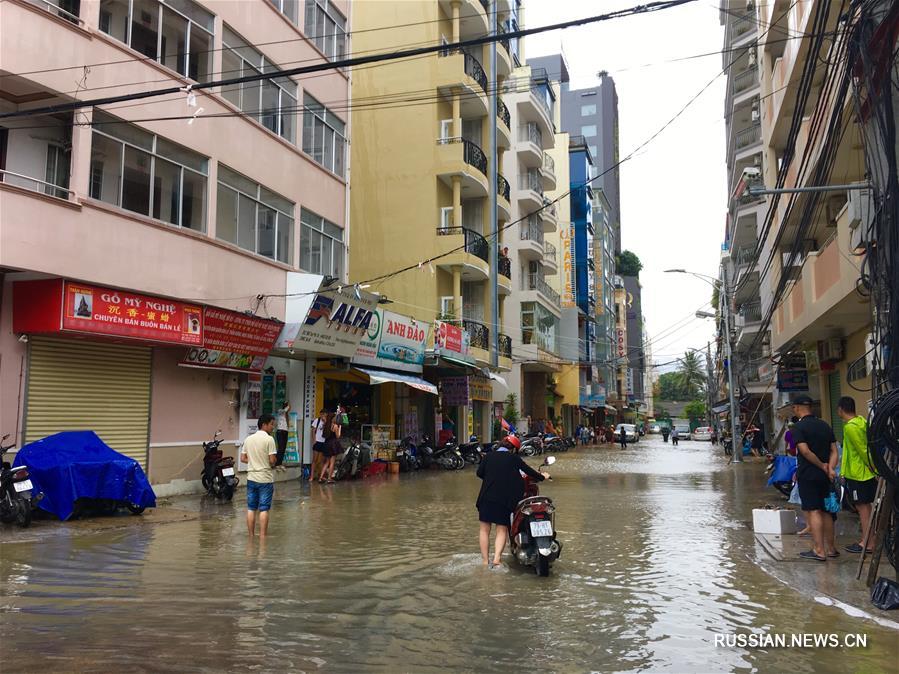 Число погибших от проливных дождей во вьетнамском городе Нячанг выросло до 14