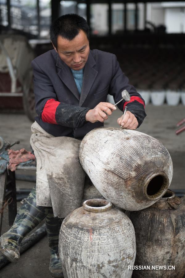 Изготовление традиционного вина "Нюйэрхун" в Шаосине