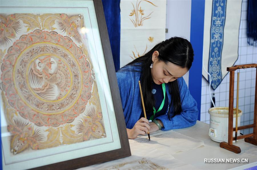 В Гуйяне открылась Гуйчжоуская международная выставка изделий национальных и народных художественных промыслов 2018