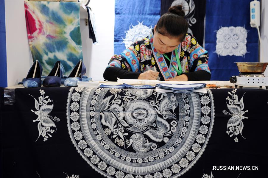 В Гуйяне открылась Гуйчжоуская международная выставка изделий национальных и народных художественных промыслов 2018