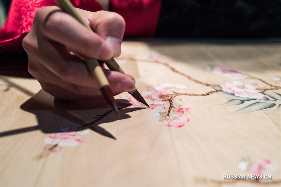 В Москве открылась Российская передвижная выставка китайской росписи по дереву