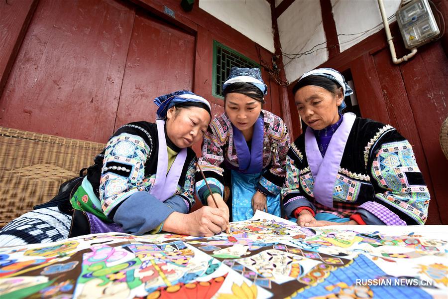 Хранительница традиционной мяоской живописи из деревни Пинпо