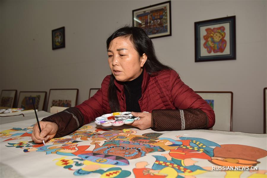 Хранительница традиционной мяоской живописи из деревни Пинпо