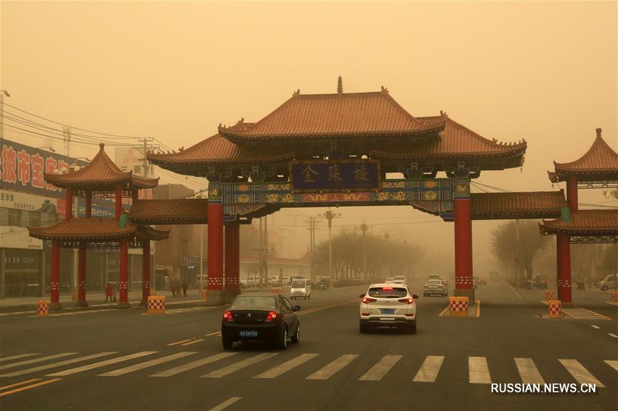 На город Чжанъе провинции Ганьсу надвигается песчано-пыльная буря