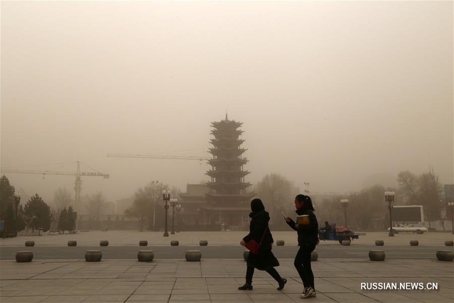 На город Чжанъе провинции Ганьсу надвигается песчано-пыльная буря