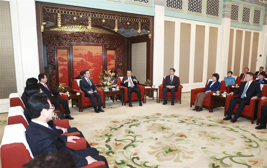 Ли Кэцян встретился с участниками 2-й встречи руководителей административных единиц провинциального уровня КНР и РК