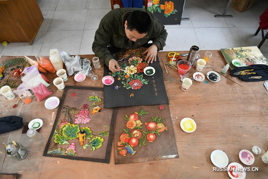 Мастера провинции Хэбэй создают "рельефы из красной меди"