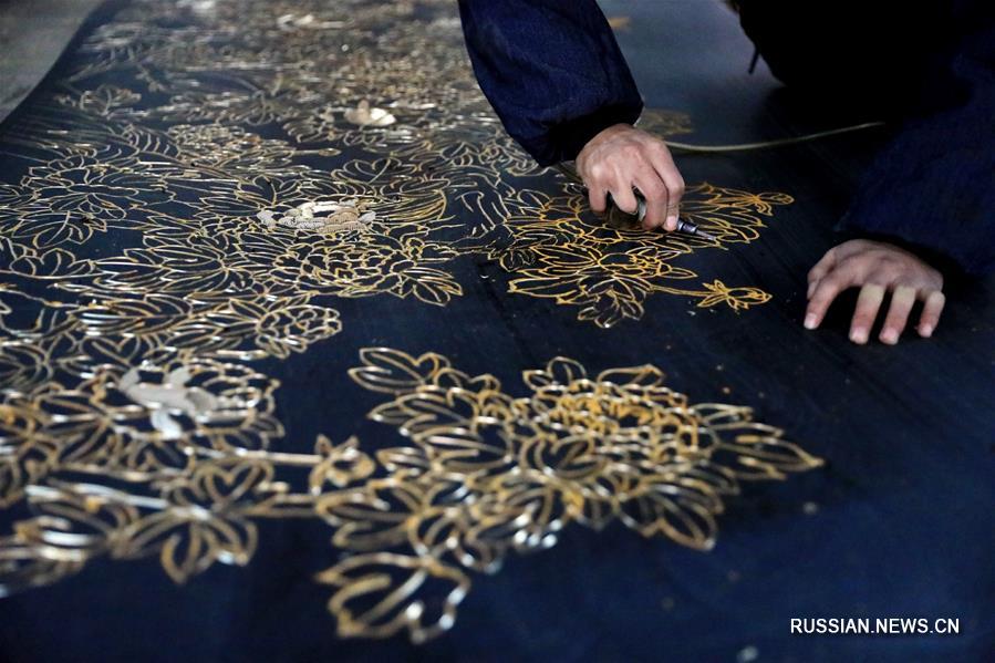 Мастера провинции Хэбэй создают "рельефы из красной меди"