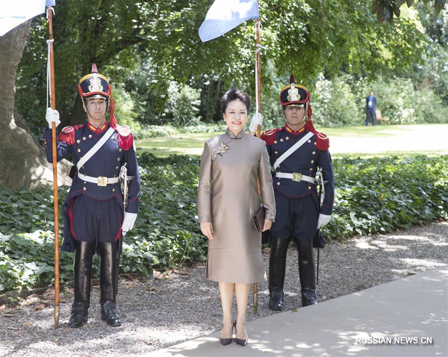 Первая леди Китая совместно с супругами лидеров G20 посетила дом-музей аргентинской писательницы В.Окампо