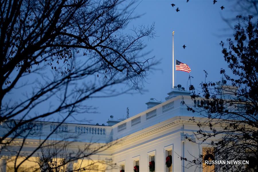 В Вашингтоне приспущен флаг в знак траура в связи с кончиной бывшего президента Джорджа Буша-старшего