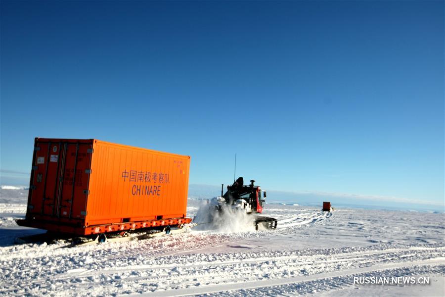 Китайское судно "Сюэлун" в 44 километрах от антарктической станции Чжуншань