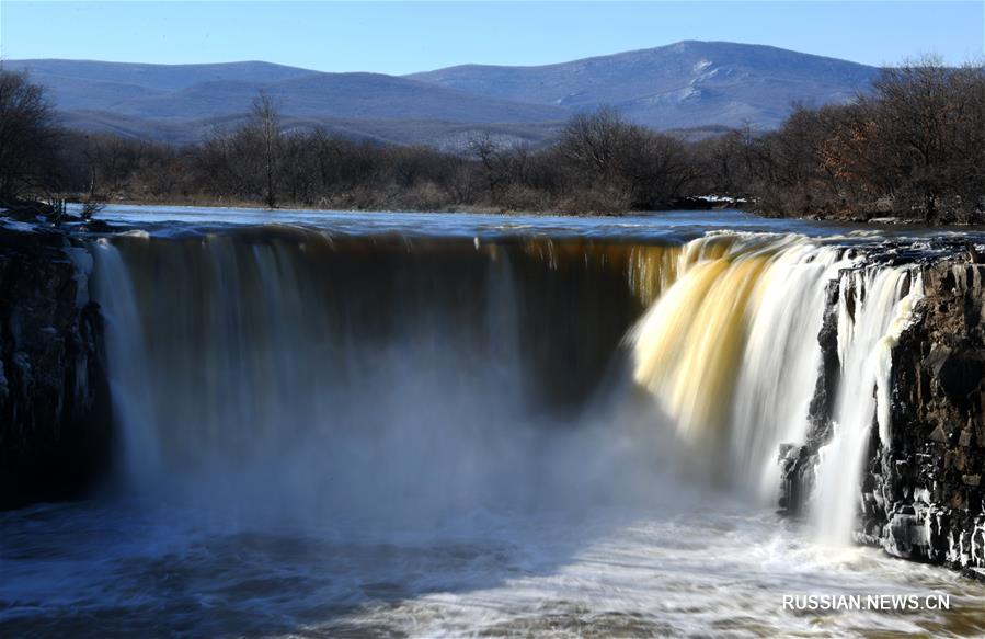 Водопад Дяошуйлоу сопротивляется приходу зимы