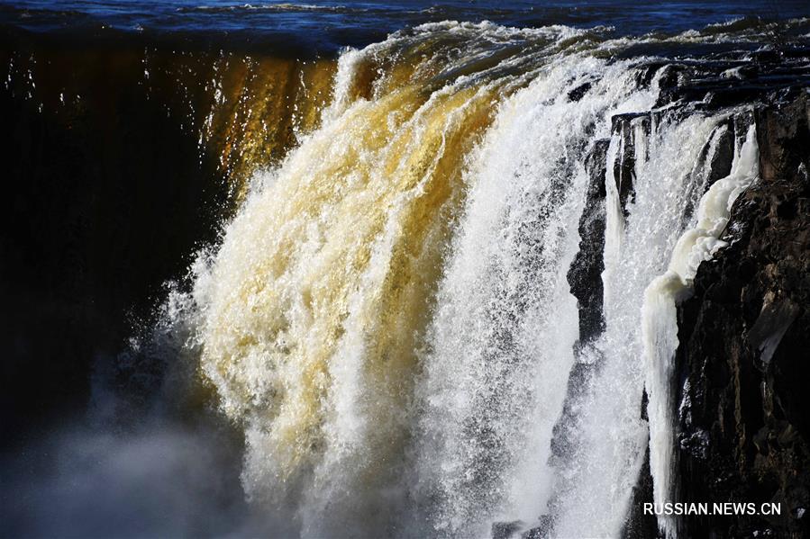Водопад Дяошуйлоу сопротивляется приходу зимы