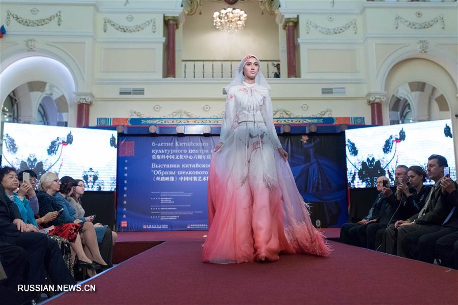 Модное шоу в Китайском культурном центре в Москве