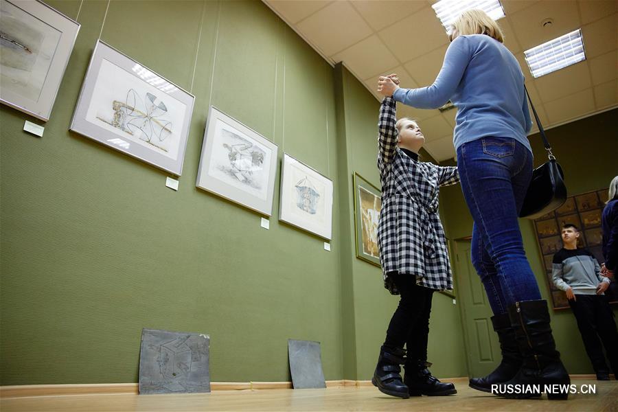 Во Владивостоке проходит выставка "Творчество -- неограниченные возможности"