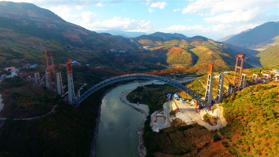 В провинции Юньнань завершена стыковка арочного железнодорожного моста с самым большим в мире пролетом