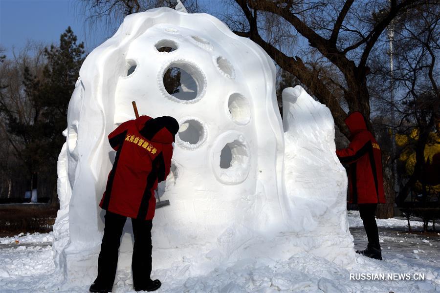 Произведения участников студенческого конкурса снежных скульптур в Харбине