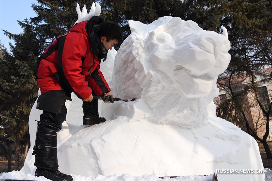 Произведения участников студенческого конкурса снежных скульптур в Харбине