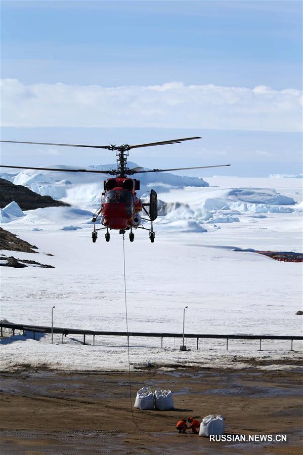 Члены 35-й антарктической экспедиции КНР выгружают грузы, доставленные на станцию "Чжуншань"