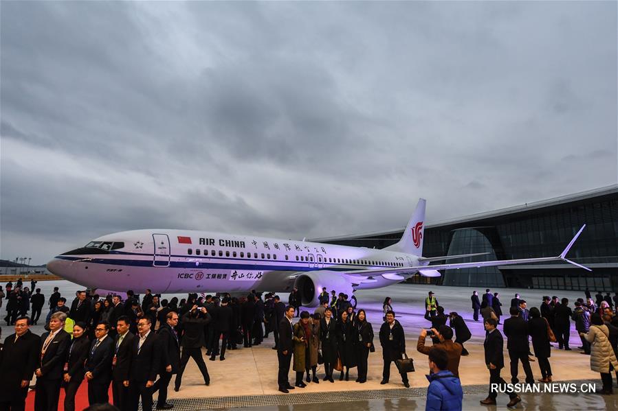 Центр окончательной сборки самолетов Boeing 737 в городе Чжоушань закончил первый авиалайнер