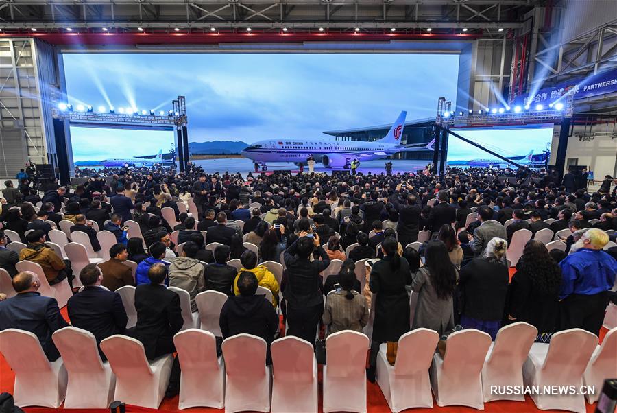Центр окончательной сборки самолетов Boeing 737 в городе Чжоушань закончил первый авиалайнер