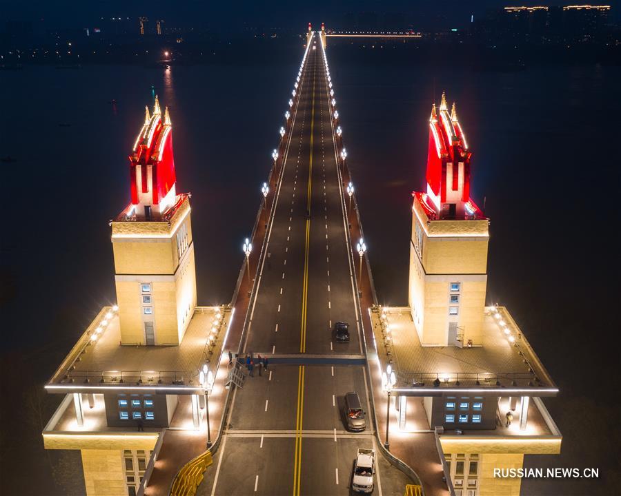 Обновленная иллюминация моста через Янцзы в Нанкине